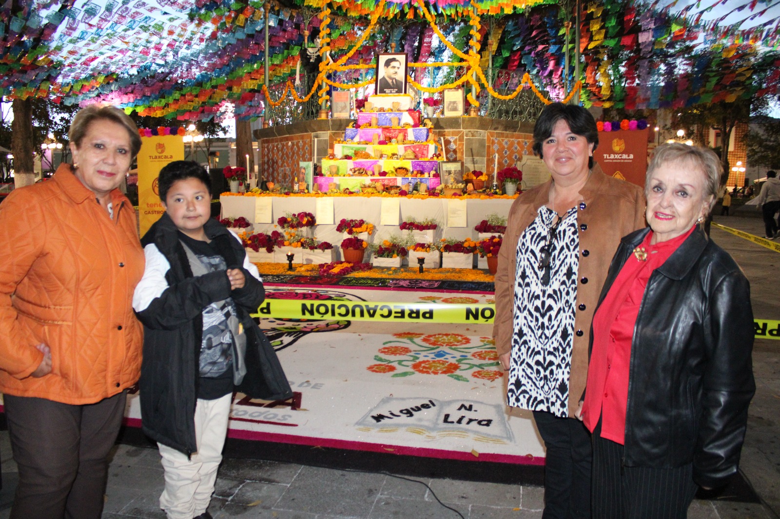 Inaugura Maribel Pérez Arenas ofrenda monumental en Tlaxcala Capital